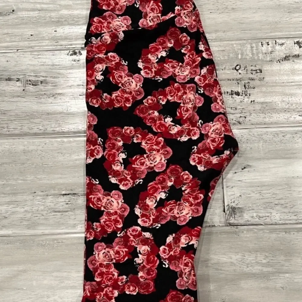 Vintage LuLaRoe Valentine’s Day Black Pink Floral Rose Hearts Leggings OS